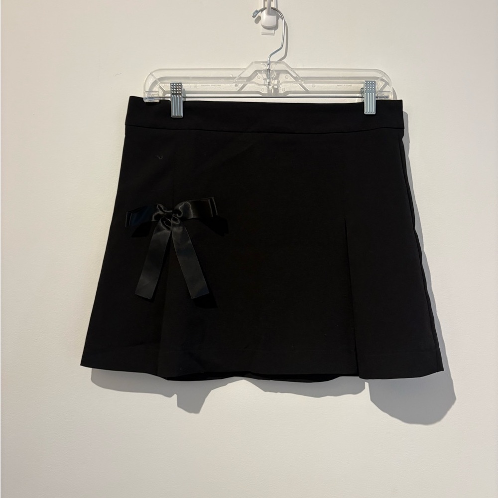Sleek Black Mini Skirt with Bow Accent